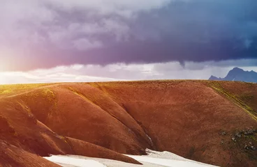 Reise nach Island. Schöne isländische Landschaft mit Bergen, Himmel und Wolken. Trekking im Nationalpark Landmannalaugar © vitaliymateha