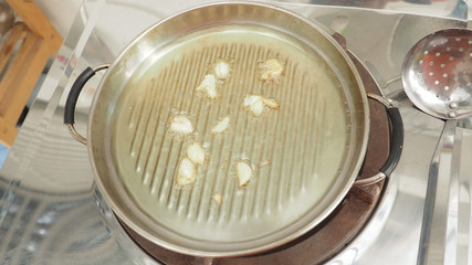 Garlic fried cooking with palm oil is first step