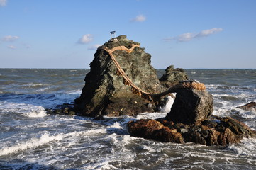 Meoto Iwa, les rochers mari&eacute;s de Futami