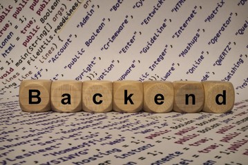 Backend - Wort aus Holz Buchstaben zusammengesetzt. Buchstaben sind vor einem Quellcode Hintergrund...