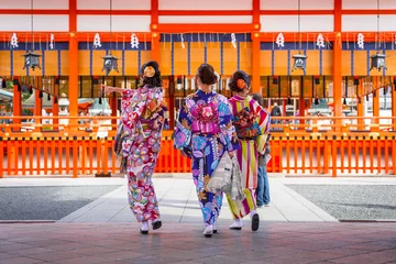 Papier Peint photo Japon Les femmes en kimonos japonais traditionnels dans la rue de Kyoto, au Japon.