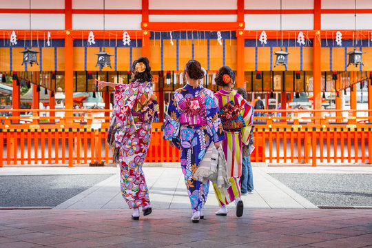 Fototapeta Women in traditional japanese kimonos on the street of Kyoto, Japan.