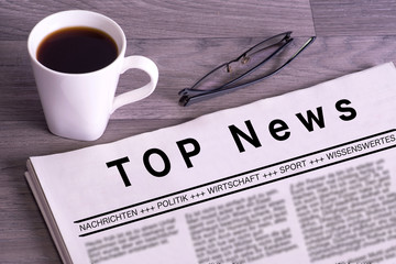 Eine Zeitung, Tasse Kaffee und eine Brille