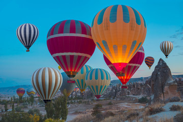 Obraz premium Hot air balloon flying over spectacular Cappadocia