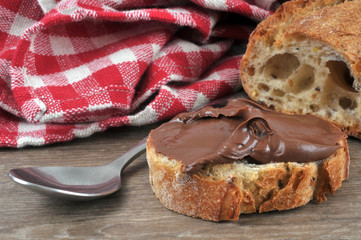Pâte à tartiner au chocolat sur du pain