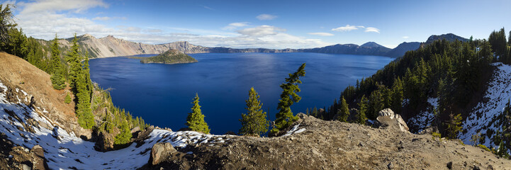 Fototapeta na wymiar Crater Lake daytime panorama. Oregon