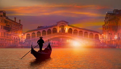 Papier Peint photo Lavable Gondoles Gondole près du pont du Rialto à Venise, Italie