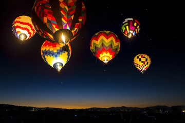 Des montgolfières colorées à l& 39 aube se sont allumées dans le ciel.