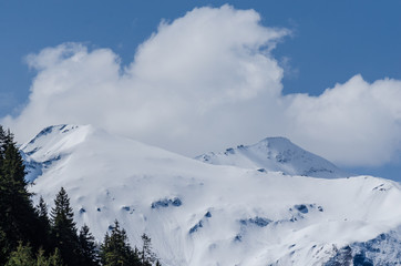 Fototapeta na wymiar berge mit schnee im sommer