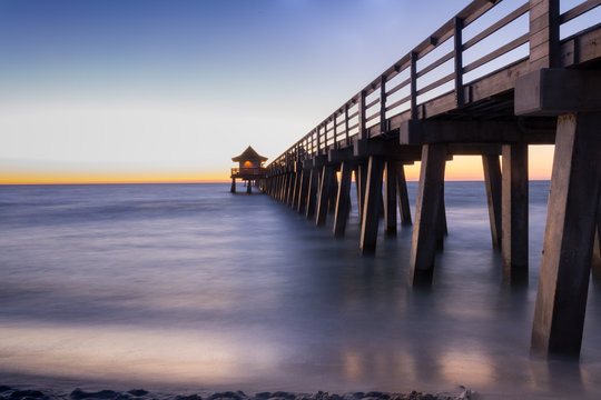 Pier in der Nacht