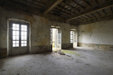 Fototapeta na wymiar Urbex - ancient abandoned luxury room