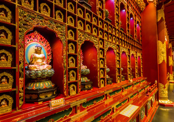 Naklejka premium Buddha statue inside the temple