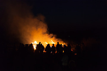 Fototapeta na wymiar Menschen vor Osterfeuer