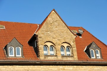 Giebel eines alten Steinhauses