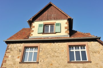 Giebel eines alten Steinhauses