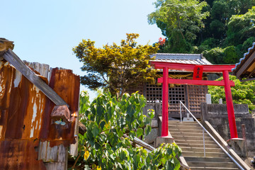Fototapeta na wymiar Deserted house and japanese temple