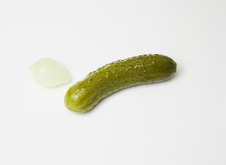 cornichon vert,isolé,fond blanc,condiment
