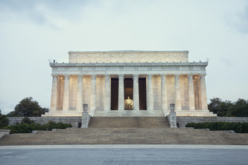 Fototapeta premium Lincoln Memorial at dawn on overcast day during spring