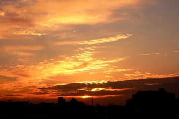 幻想的な朝焼けと街並み