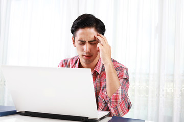 頭痛を訴える男性
