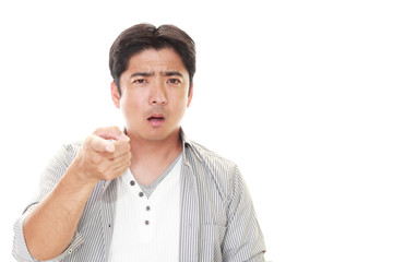 怒る男性
