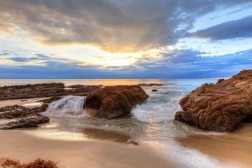 Foto op Plexiglas Bestsellers Landschappen Zonsondergang over de rotsen bij Pearl Street Beach in Laguna Beach, Californië, VS
