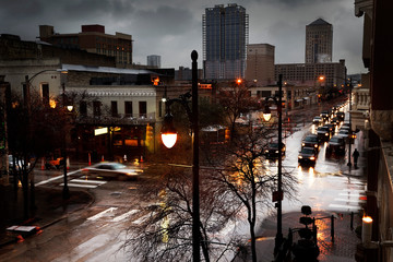 Obraz premium Sixth Street in Austin on a rainy evening during rush hour