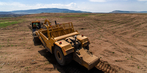 Obraz premium Truck cultivating ground