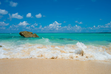 青い海と白い波