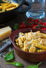 Pasta with spinach and chicken