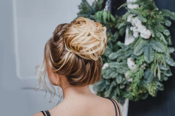 Photo sur Plexiglas Salon de coiffure Coiffure haute supérieure féminine pour le mariage, arrière méconnaissable