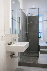 modernes badezimmer in einer altbau-wohnung