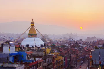 Foto op Plexiglas Uitzicht op de stad van Kathmandu op de vroege ochtend bij zonsopgang met de rijzende zon en de beroemde boeddhistische Boudhanath Stupa-tempel. Tibetaanse traditionele architectuur, Nepal. © olmoroz