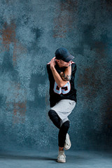 Obraz na płótnie Canvas Young man break dancing on wall background.