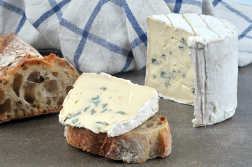 Fromage bleu d'Auvergne avec du pain
