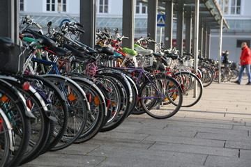 Fototapeta na wymiar Fahrradabstellplatz, Fahrräder