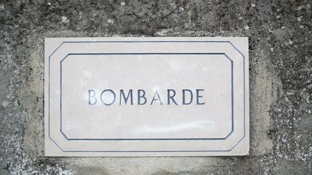 Cartello con scritto Bombarde a Gerace