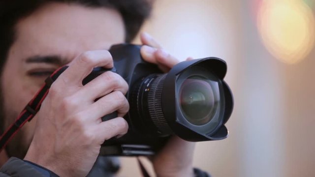 Ragazzo che sta fotografando con una lente grandangolare