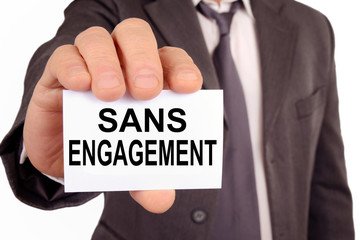Homme tenant une carte avec sans engagement écrit dessus 