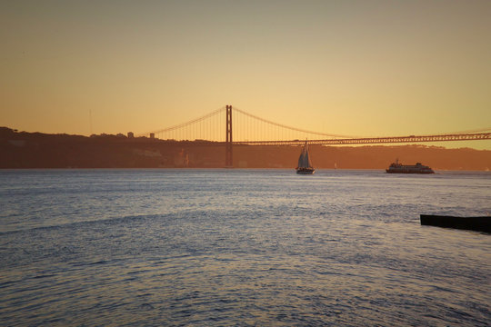 Lisbonne, couch&eacute; de soleil sur le Tage