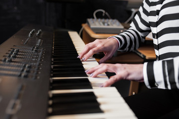 Obraz premium Hands music, synthesizer, piano