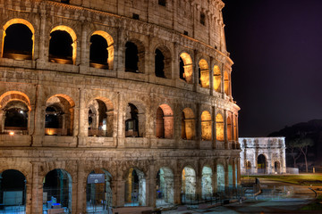 Fototapeta na wymiar Colosseum and Arch of Constantine at night