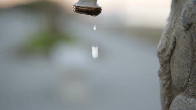 Rubinetto chiuso di una fontana pubblica che gocciola 