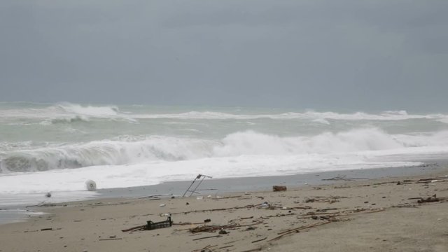 Mare Mediterraneo in tempesta con le onde che si infrangono sulla costa 