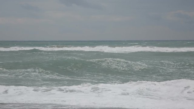 Mare Mediterraneo in tempesta con le onde che si infrangono sulla costa 