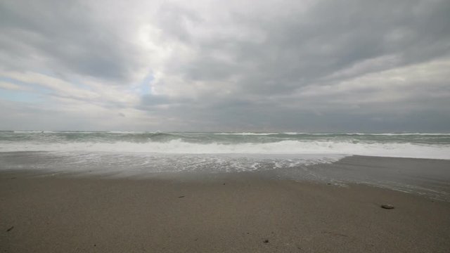 Mare Mediterraneo in tempesta con le onde che si infrangono sulla costa 