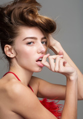 Naklejka premium pretty girl in red feather dress