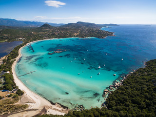 Luchtfoto van het strand van Santa Giulia op het eiland Corsica in Frankrijk