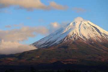 Obraz premium 朝霧高原からの富士山山頂
