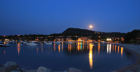 Golfo di Manerba del Garda, notturno con luna piena